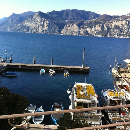 Charmante Apartament Lake Front Malcesine Bagian luar foto
