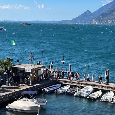 Charmante Apartament Lake Front Malcesine Bagian luar foto