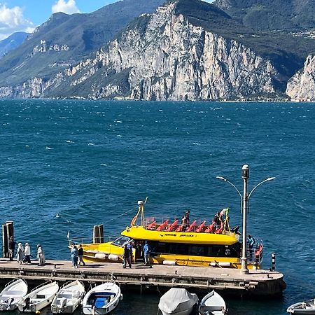 Charmante Apartament Lake Front Malcesine Bagian luar foto
