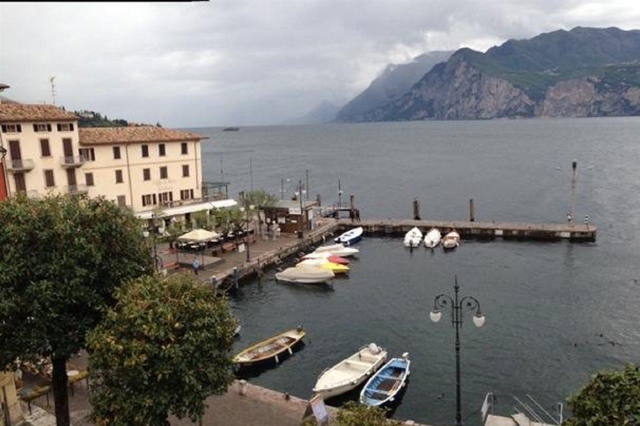 Charmante Apartament Lake Front Malcesine Bagian luar foto