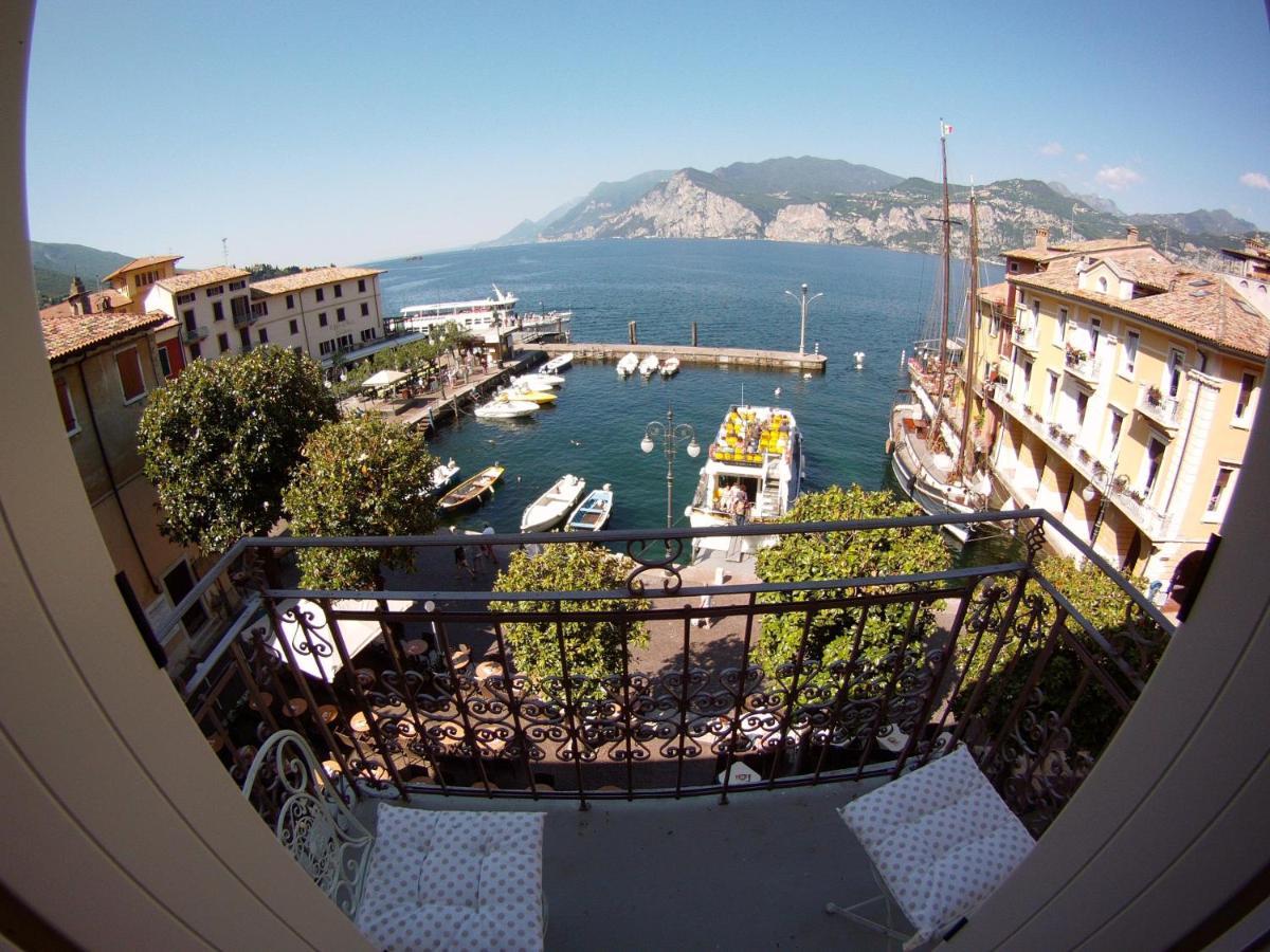 Charmante Apartament Lake Front Malcesine Bagian luar foto