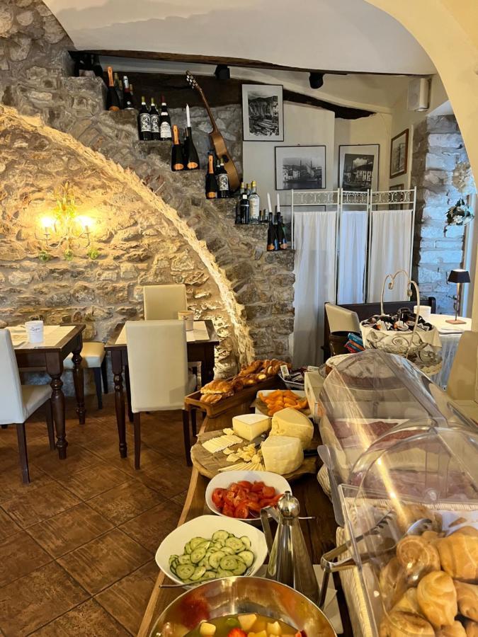 Charmante Apartament Lake Front Malcesine Bagian luar foto