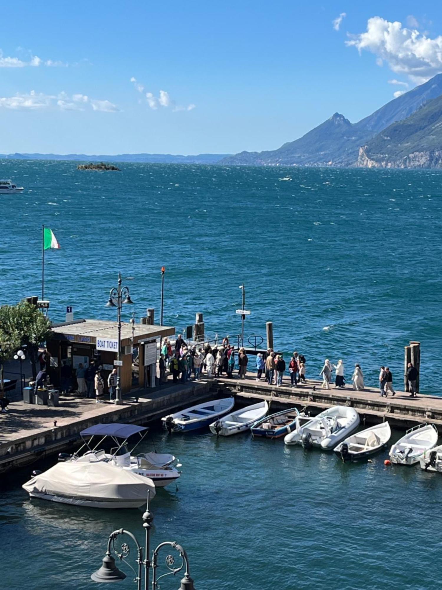Charmante Apartament Lake Front Malcesine Bagian luar foto