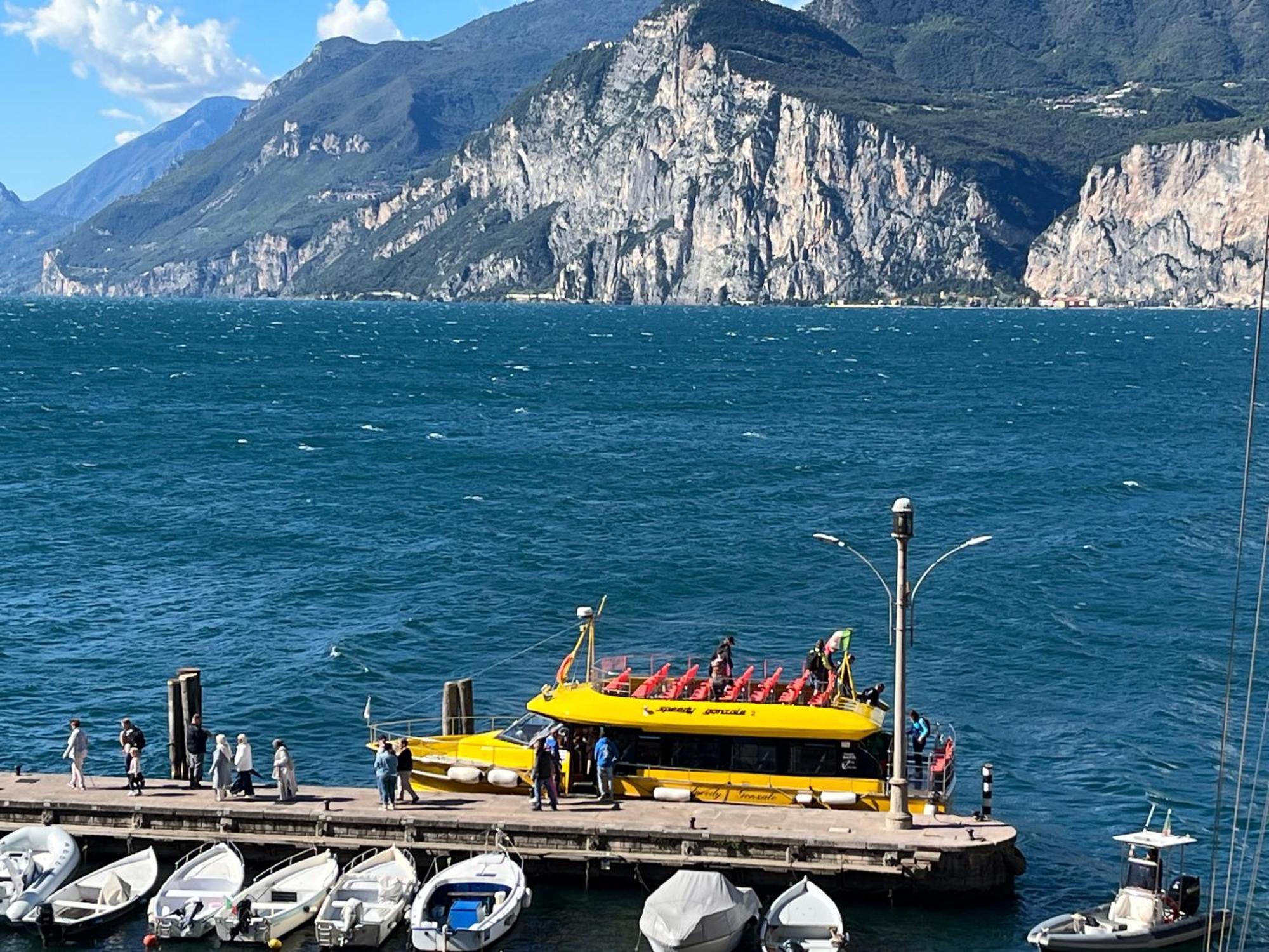 Charmante Apartament Lake Front Malcesine Bagian luar foto