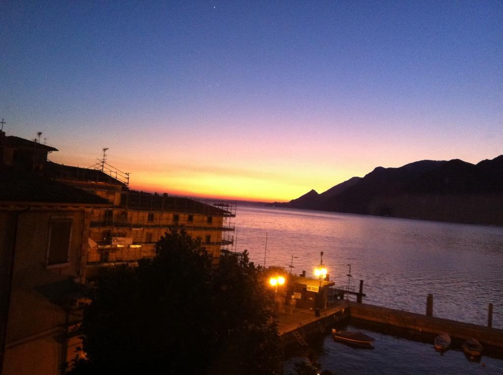 Charmante Apartament Lake Front Malcesine Ruang foto